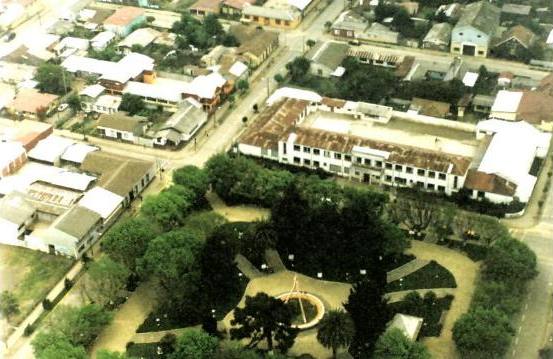 Plaza y Escuela de Hombres
